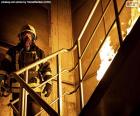 Пожарный на горящей лестнице